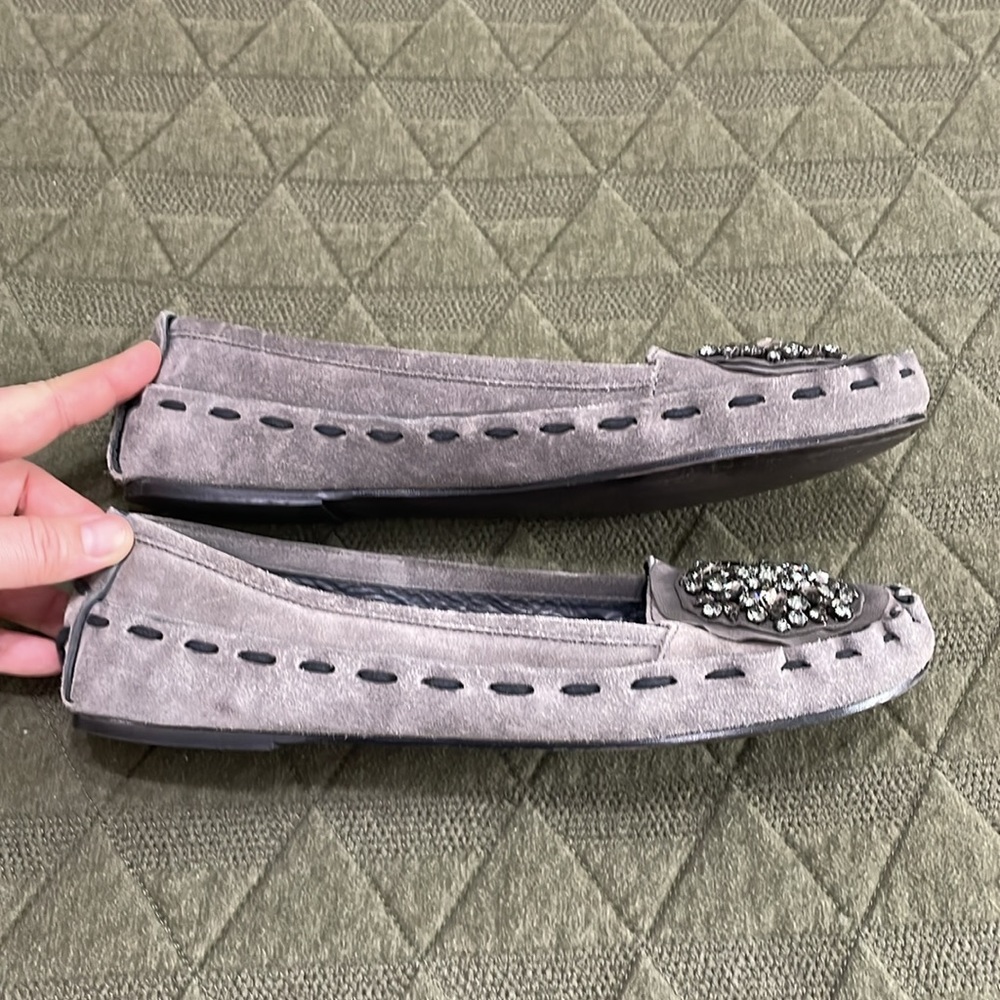 Vera Wang gray suede flats/ moccasins size 9 - Picture 3 of 10